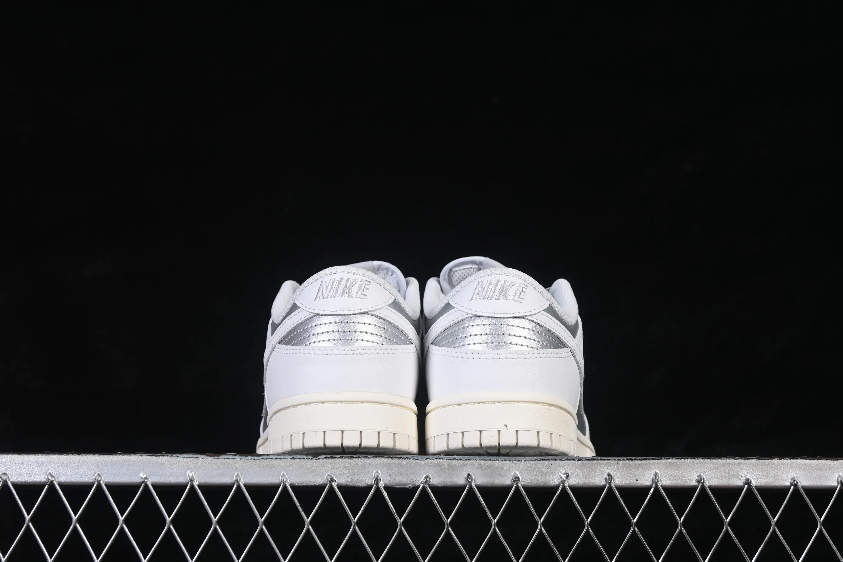 All categories Nk SB Dunk series Nk SB Dunk Low low-top sneakers Nike SB Dunk Low silver low-top casual sneakers IB7311-001